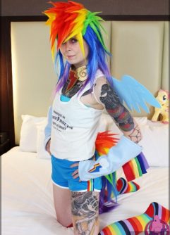 Cosplay Rainbow Dash pelada